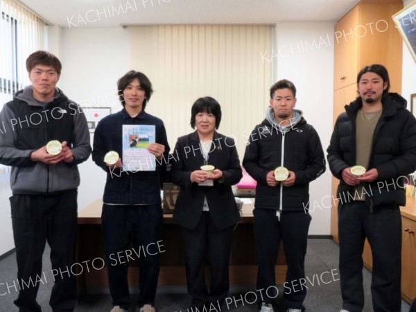 ヨーグルトを手渡した