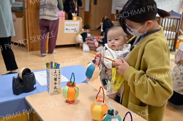 ミニ縁日でゲームなどを楽しんだ親子