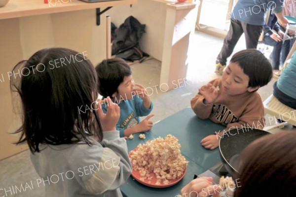ポップコーンを食べ比べる子どもたち