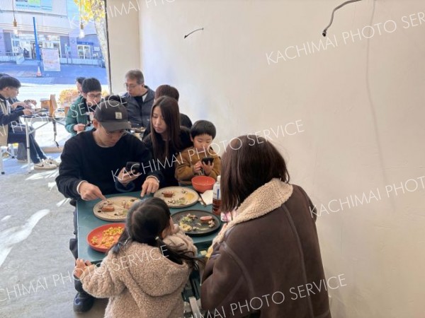 フレンチを味わう参加者