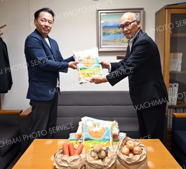 カレーライスセットを寄贈　北洋銀行が十勝学園に米３０キロ、野菜５キロ