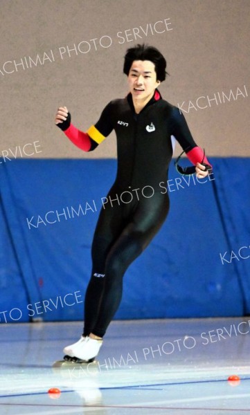 ３０００メートルで自己ベストと大会記録を更新し、ゴール後に笑顔を見せる