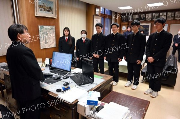 校長に抱負を述べる生徒たち