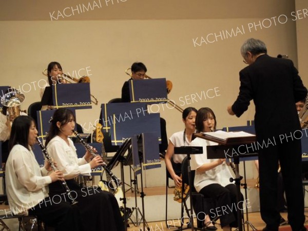 迫力ある演奏を披露する団員