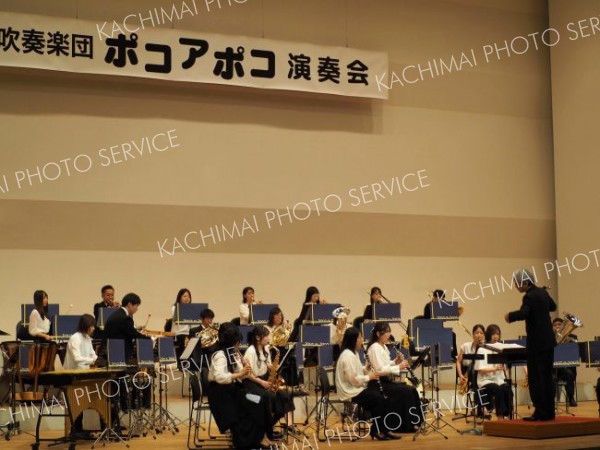 迫力ある演奏を披露する団員