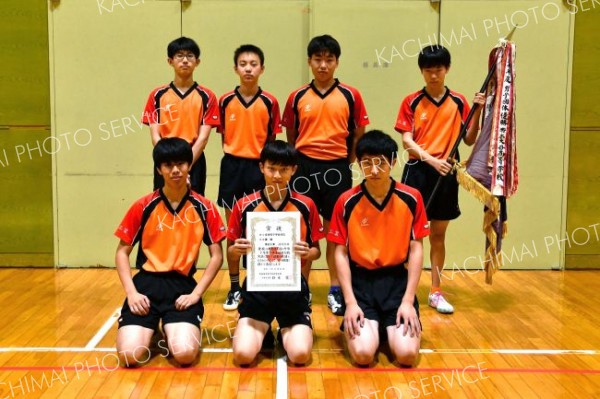 男子学校対抗で優勝した帯工業