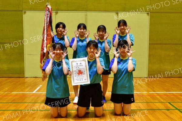 女子学校対抗で優勝した帯南商