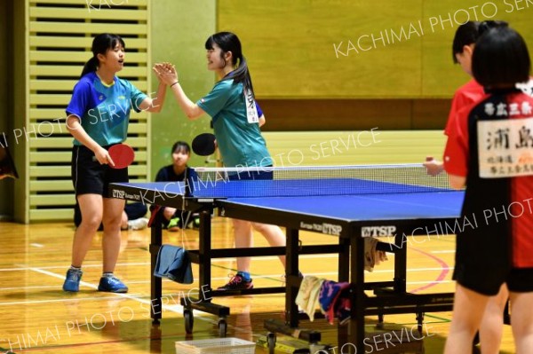 ハイタッチで喜ぶ帯南商