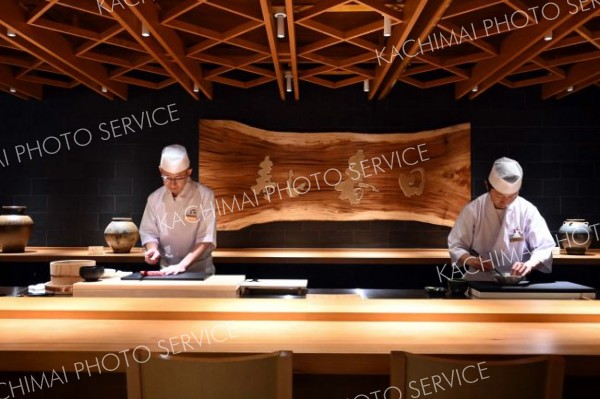 北海道ホテルのすし春日リニューアル　職人技をダイナミックに楽しめる空間に 2