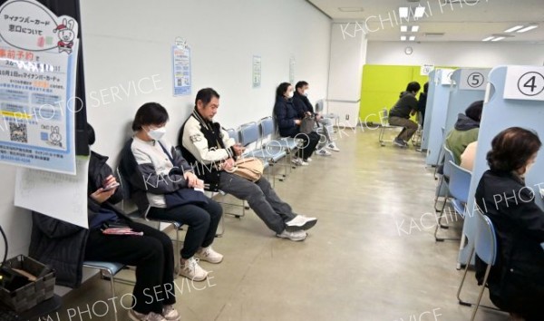 従来保険証の使用期限切れ　市のマイナ窓口混雑～こぼれ話