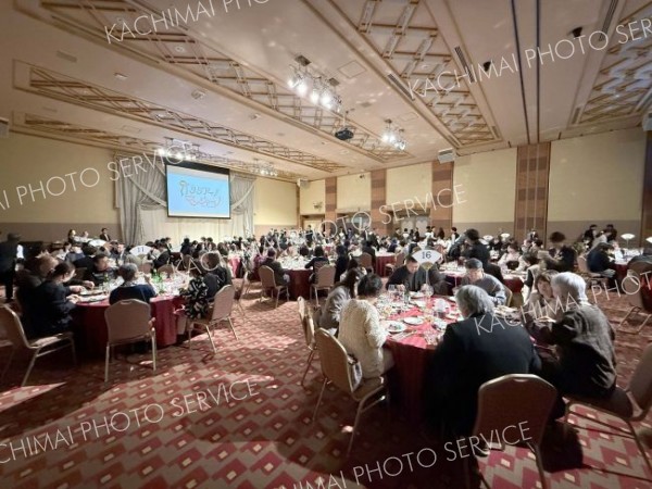 十勝産食材を使ったイタリアンを味わう来場者