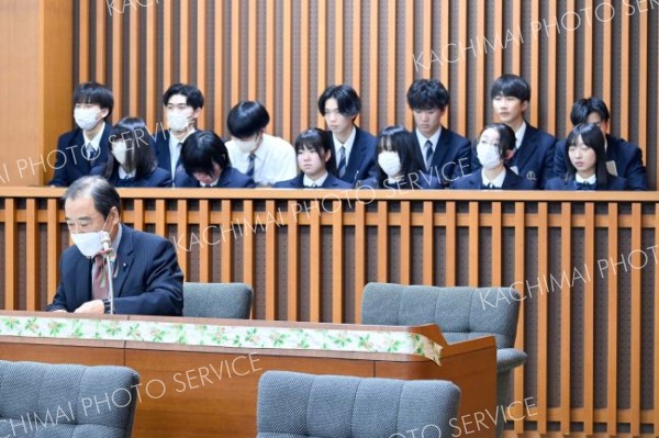 模擬議会開会を控えた広尾高校３年生　町議会本会議を傍聴