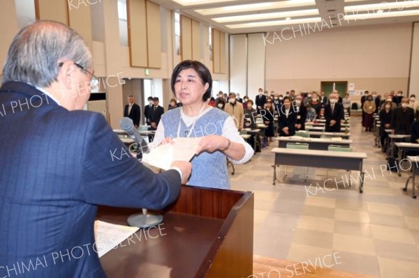 委員を代表して委嘱状を受ける