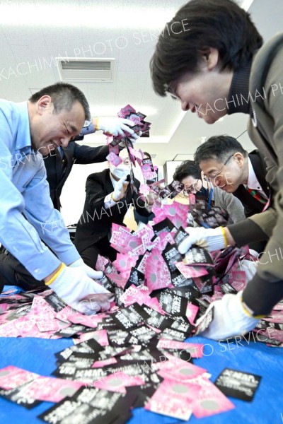 入念に当たりくじを混ぜる関係者（４日午前１０時１５分ごろ、須貝拓也撮影）