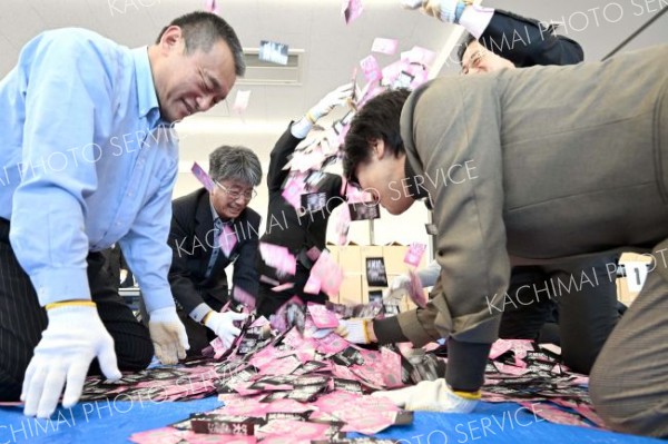 入念に当たりくじを混ぜる関係者（４日午前１０時１５分ごろ、須貝拓也撮影）