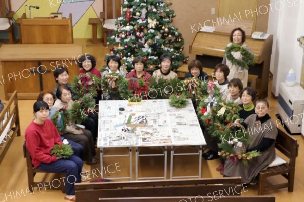 身近な素材で完成、日本基督教団新得教会で「クリスマスツリー講習会」