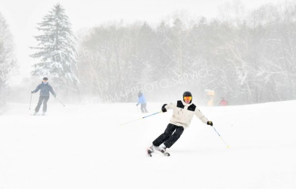 スキーヤー、待望のゲレンデ　管内トップ切りサホロリゾートスキー場オープン