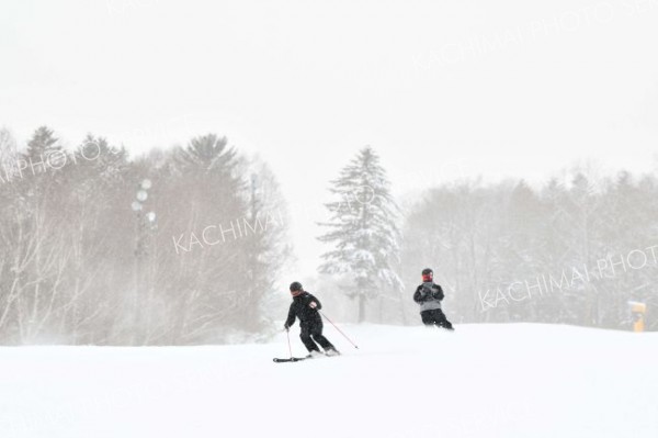 新雪のスキー場で初滑りを楽しむスキーヤー（４日午前９時半分ごろ）