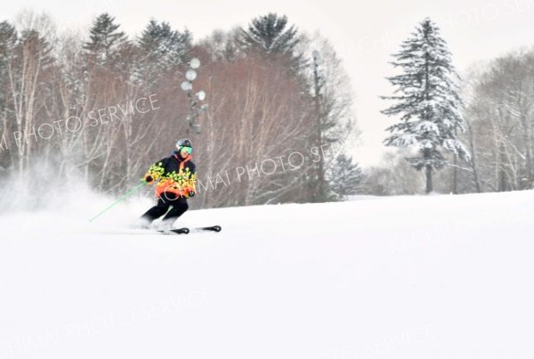 新雪のスキー場で初滑りを楽しむスキーヤー（４日午前９時２０分ごろ）