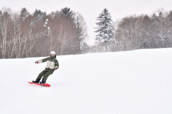 新雪のスキー場で初滑りを楽しむスノーボーダー（４日午前９時２０分ごろ）