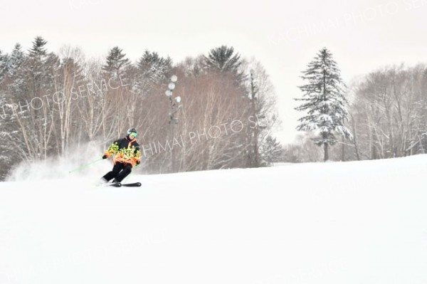 新雪のスキー場で初滑りを楽しむスキーヤー（４日午前９時２０分ごろ）
