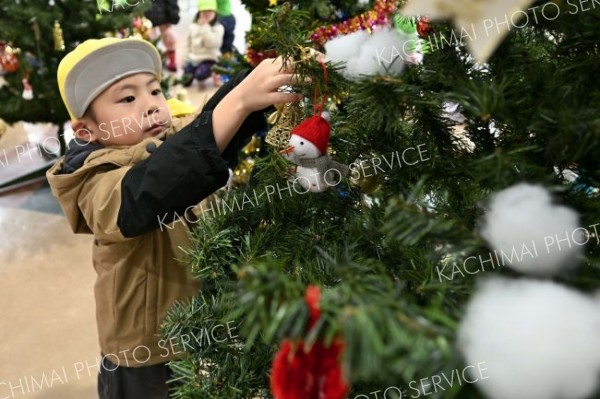 園児が華やかに飾り付け　エスタにツリーお目見え～師走スケッチ
