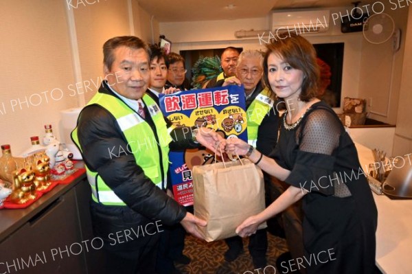 飲酒運転ダメ、忘年会シーズン控え飲食店に啓発グッズ　市交安協など