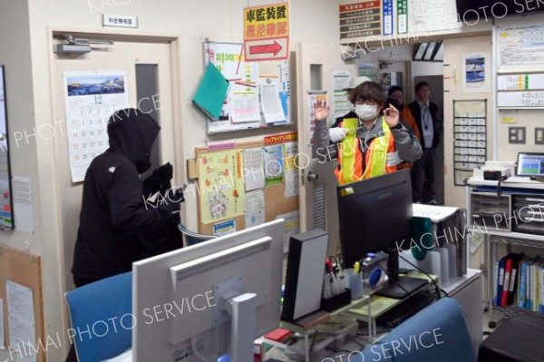 ネクスコ帯広管理事務所、芽室料金所で強盗対応訓練～こぼれ話