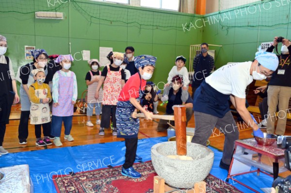 育てた米で最後の餅つき　幕別途別小児童