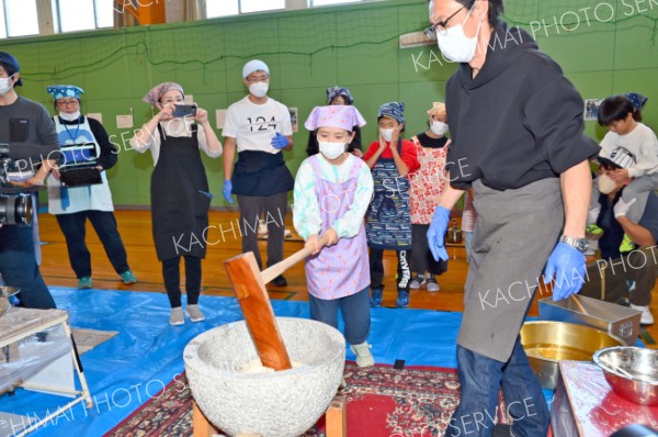 よいしょ！のかけ声で餅をつく子どもたち（５日午前１０時２０分ごろ。金野和彦撮影）