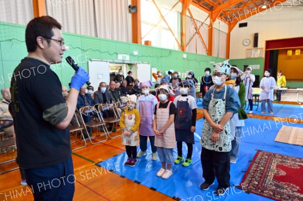 幕別途別小学校でもちつき（金野和彦撮影）