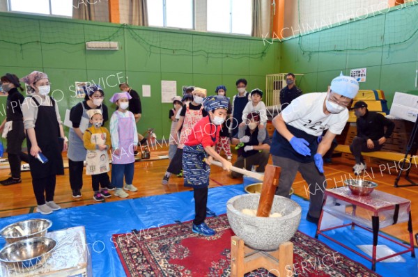 よいしょ！の掛け声で餅をつく子どもたち（５日午前１０時２０分ごろ、幕別途別小で。金野和彦撮影）