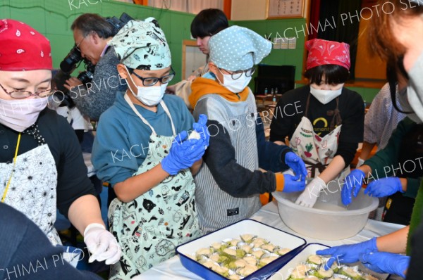 育てた米で最後の餅つき　幕別途別小児童 写真3