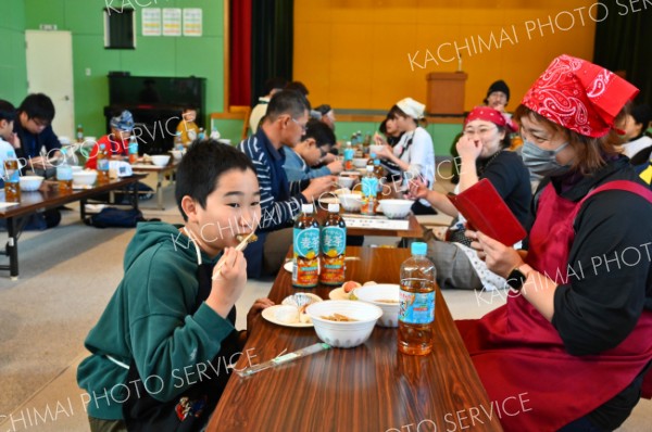 育てた米で最後の餅つき　幕別途別小児童 写真9