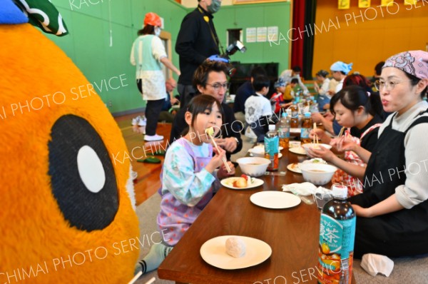 育てた米で最後の餅つき　幕別途別小児童 写真10