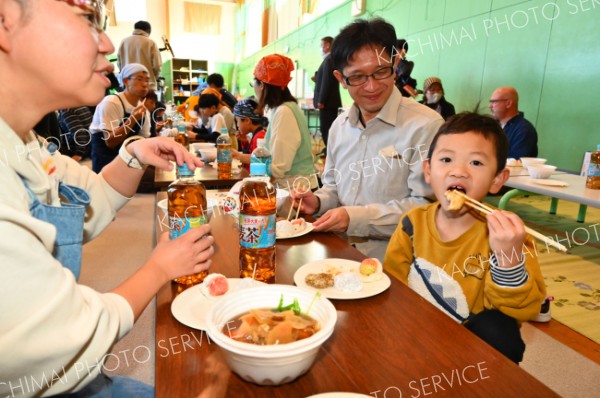 育てた米で最後の餅つき　幕別途別小児童 写真11