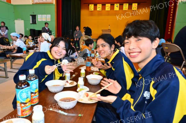 育てた米で最後の餅つき　幕別途別小児童 写真12