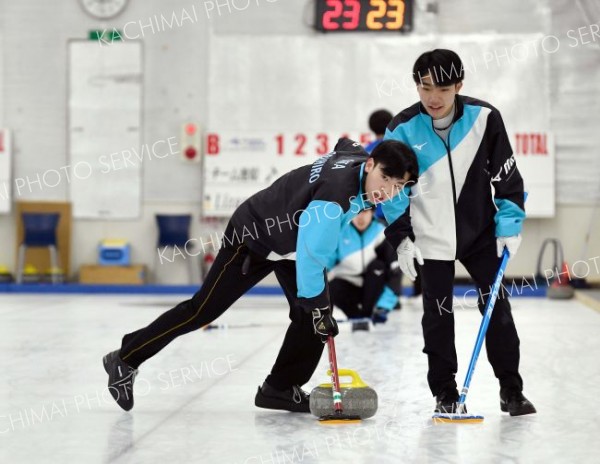 Ｌｉｚａｒｄｓ優勝　女子はＪｅｗｅｌｒｙ　Ｉｃｅ　道東ジュニアカーリング選手権