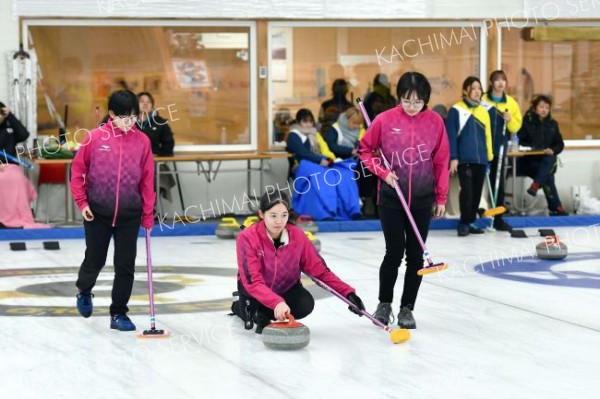 ストーンを放つＪｅｗｅｌｒｙ　Ｉｃｅの中川萌華とスイーパーの吉野光花里（左）、市山ひおり（右）