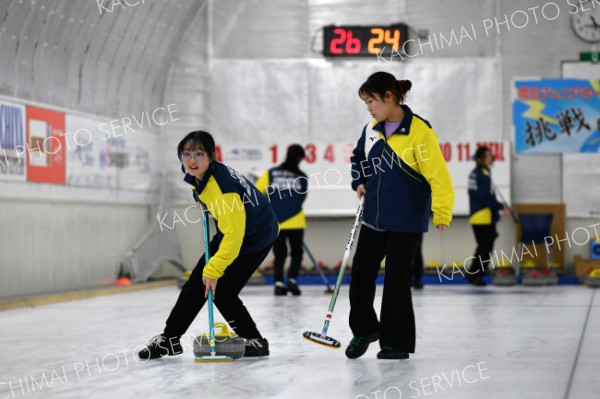 Ｌｉｚａｒｄｓ優勝　女子はＪｅｗｅｌｒｙ　Ｉｃｅ　道東ジュニアカーリング選手権 写真2