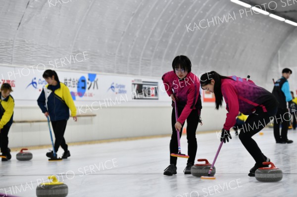 Ｌｉｚａｒｄｓ優勝　女子はＪｅｗｅｌｒｙ　Ｉｃｅ　道東ジュニアカーリング選手権 写真2