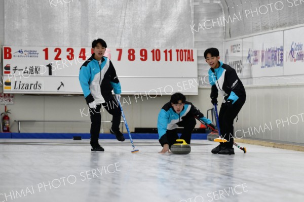 Ｌｉｚａｒｄｓ優勝　女子はＪｅｗｅｌｒｙ　Ｉｃｅ　道東ジュニアカーリング選手権 写真3