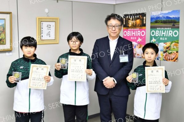 愛澤、鈴木、中野が市教育長に健闘誓う　全国小学生バドミントン選手権大会出場