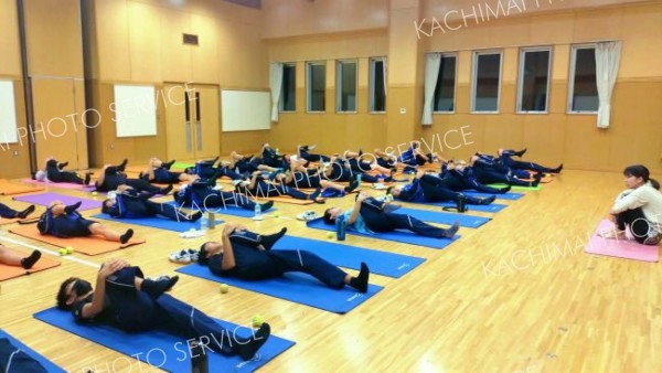 アーサナに基づいたストレッチに挑む生徒たち