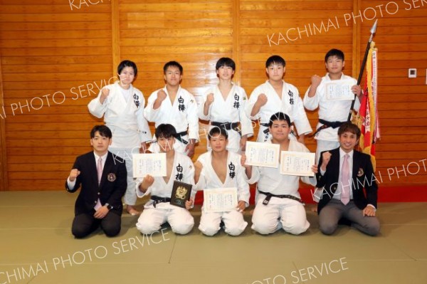 男子団体戦５人制で優勝の白樺学園