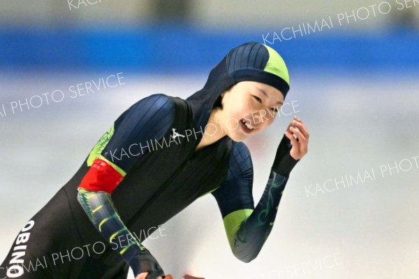 【スプリント女子５００メートル２回目】滑り終えて笑顔を見せる帯農
