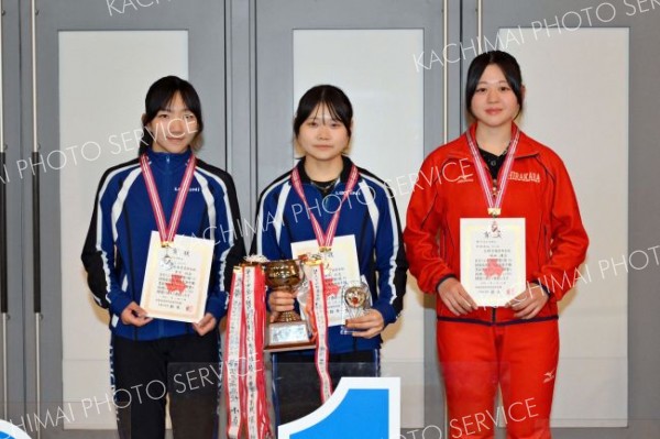 総合女子を制した帯南商