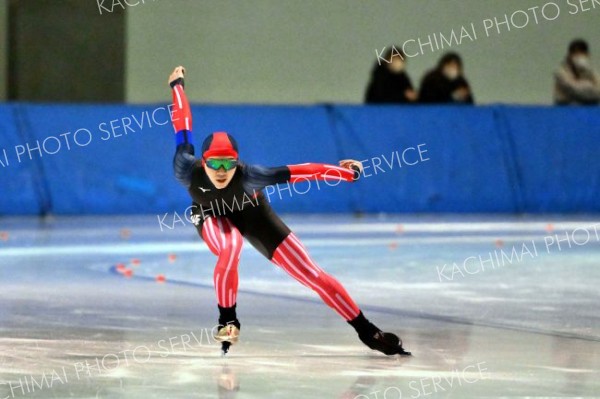 【スプリント男子１０００メートル１回目】長身を生かした滑りでスプリント男子の頂点に立った帯三条