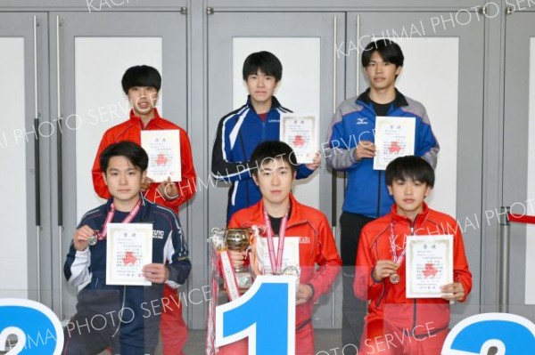 総合男子で入賞した選手ら