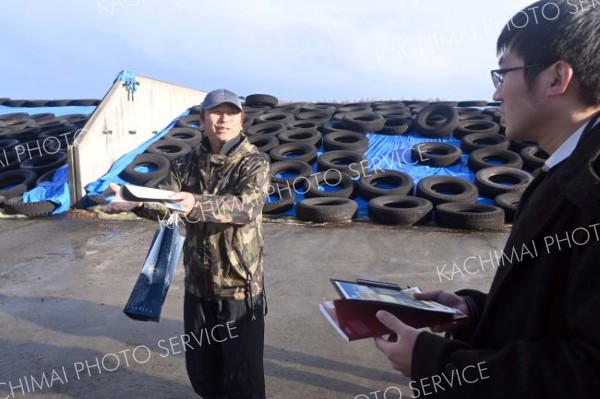 ＴＭＲセンターの概要を説明する新海さん（左）